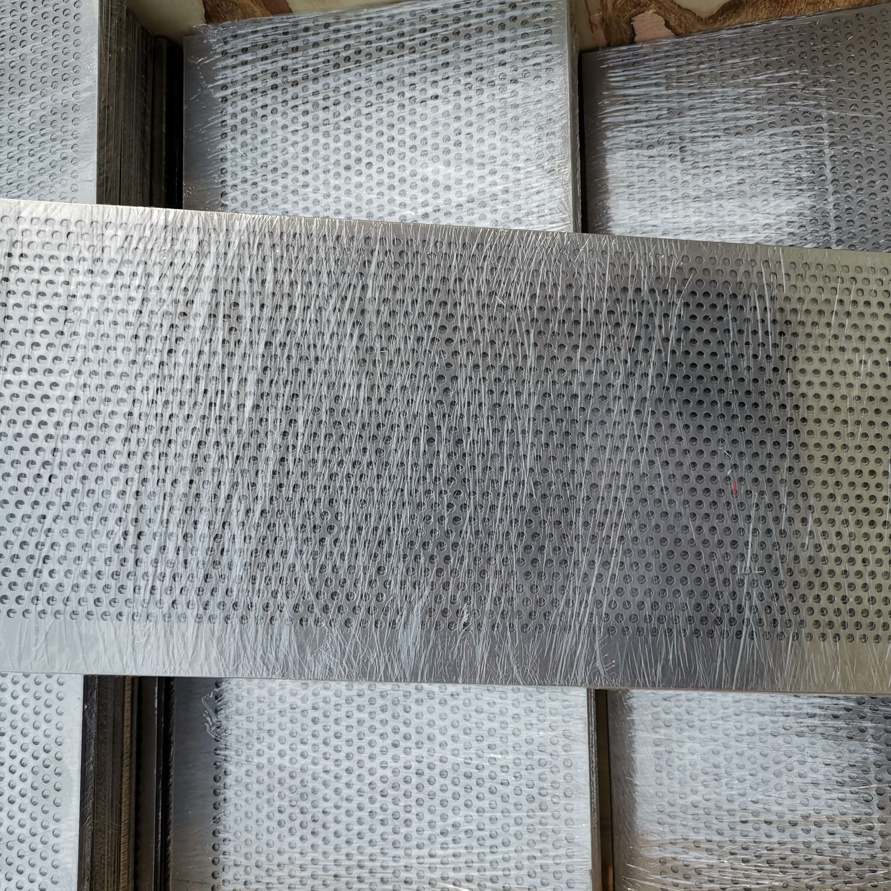 Carbon Steel Perforated Galvanized Sheet Punching Plate Metal Mesh Screen with Round Hole Customizable Low Price
